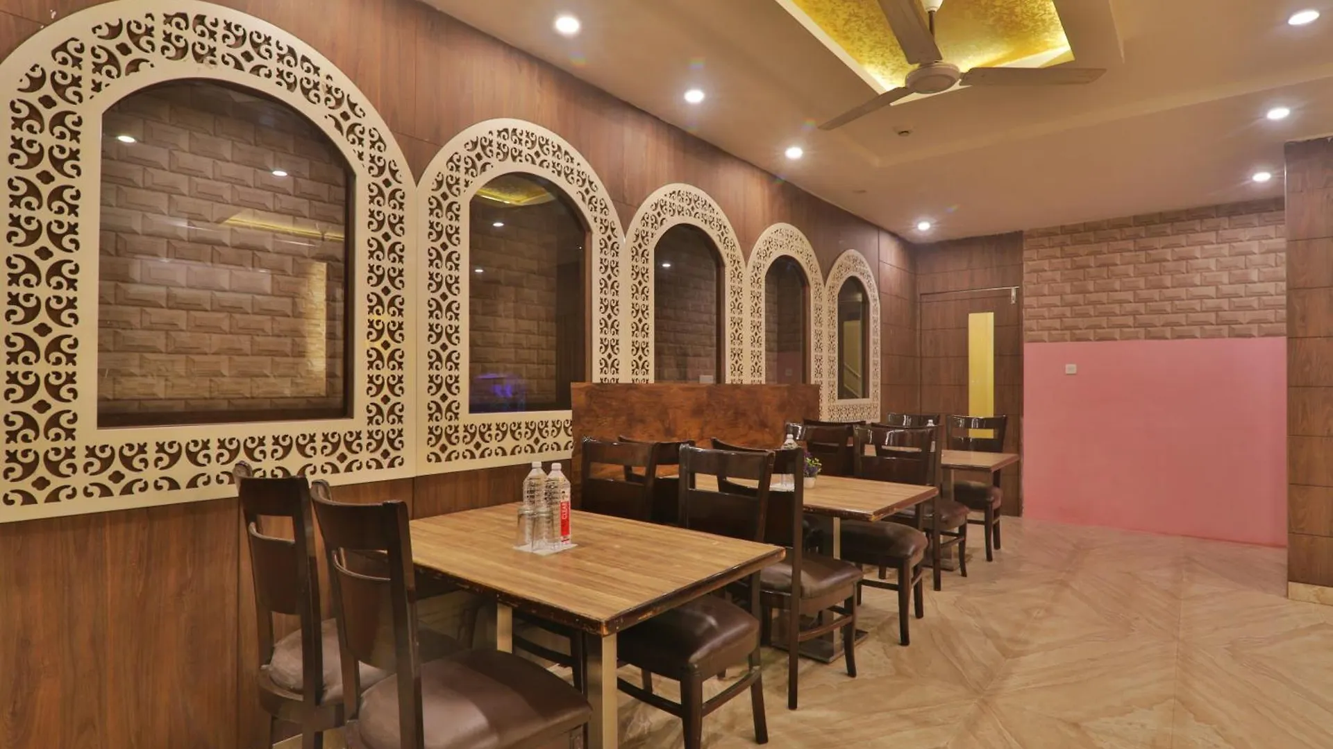 ***  4Everstay By Janki Inn Most Luxury & Spacious Rooms Best Family Hotel In Varansi Варанаси Индия